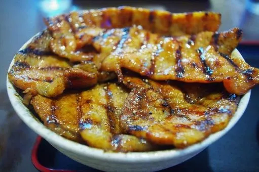 絶品！黒豚豚丼の魅力を徹底解剖：焼肉から角煮まで